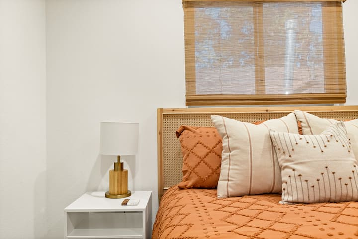 Шикозни детайли във втората спалня с двойно легло.