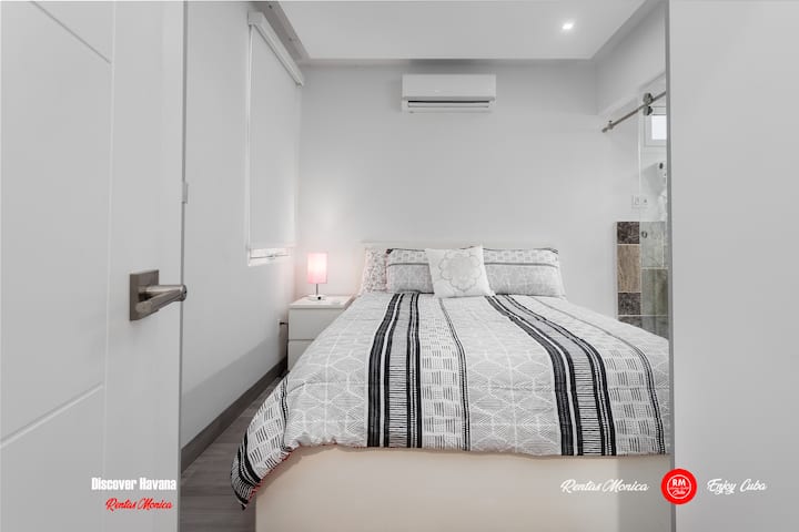 Спална соба бр. 3 Мала, но удобна со брачен кревет (широк 150-179 см), потонете во и уживајте во мирен ноќен сон.
Исто така, сопствена бања

Мал, но внимателно осмислен дизајн: секој сантиметар од оваа соба е внимателно разгледан