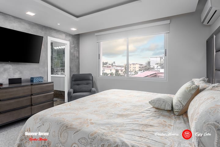 Опуштете се со стил во спалната соба бр. 2, брачен кревет за мирен сон. 

Опуштете се со клима уредот и одржувајте ги работите организирани во пространите плакари. 

Уживајте во серии на телевизорот и во удобноста на сопствена бања