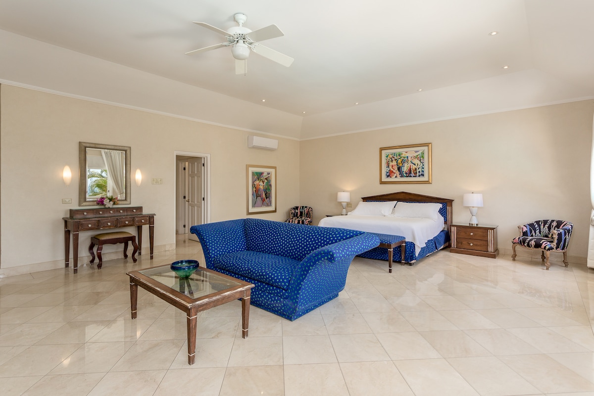 The spacious master bedroom 2 with 2 en suites and sea view has lots of space to relax and has air conditioning and ceiling fans.