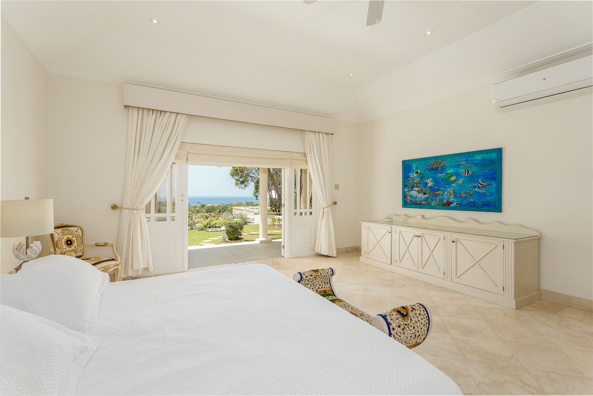 Bedroom 5 is a very peaceful and calm space with en suite and garden view, air conditioning, ceiling fan, smart TV, walk in wardrobe and a filtered head shower.