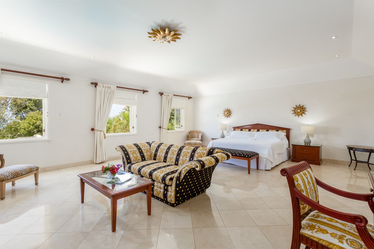Bedroom 1 - Master room with 2 en suites and a sea view. This spacious suite provides ample room to relax and unwide.