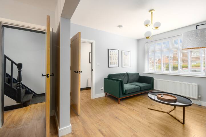 Close to Media City/Old Trafford – 5 Bedroom House gallery image 4