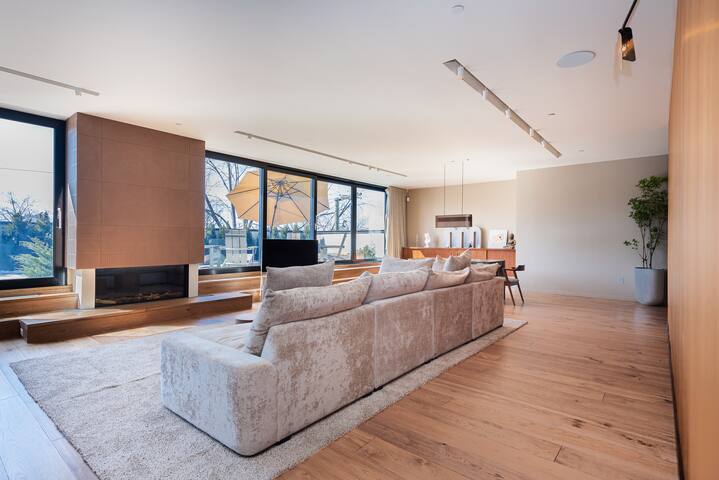 Luxury 3+ BR Penthouse Near Jean-Talon Market gallery image 2