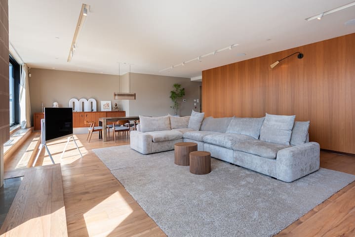 Luxury 3+ BR Penthouse Near Jean-Talon Market