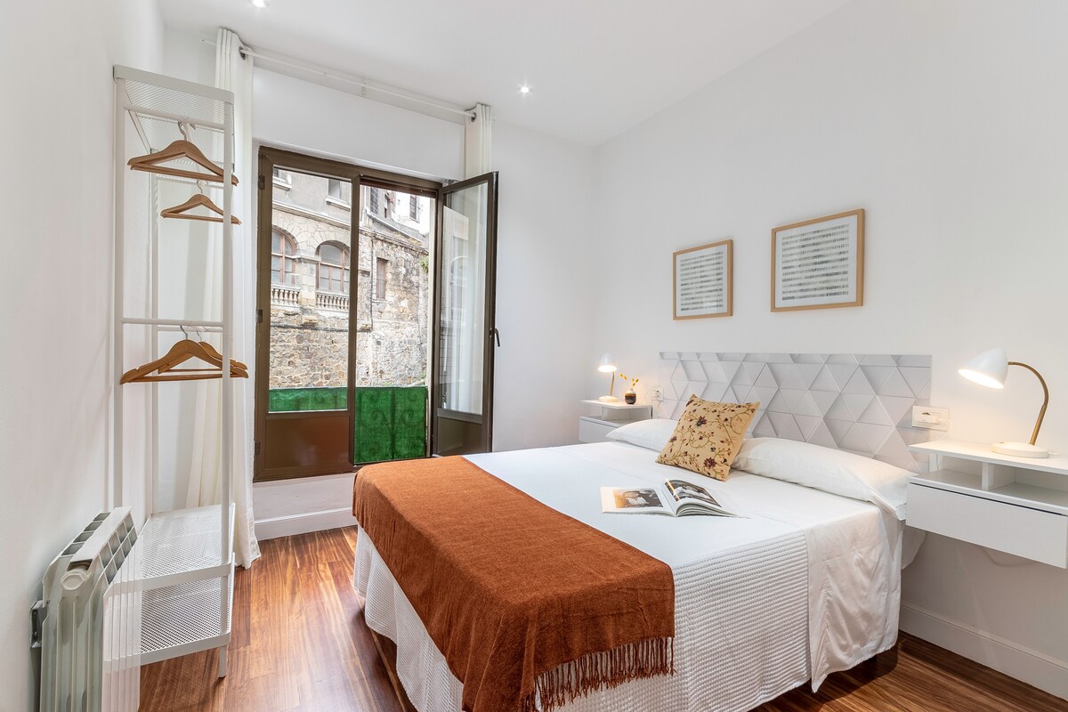 Una grande camera con un letto matrimoniale.