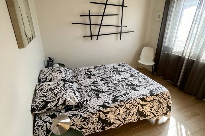 ห้องนอนมีเตียงคู่อยู่ที่ชั้นล่าง