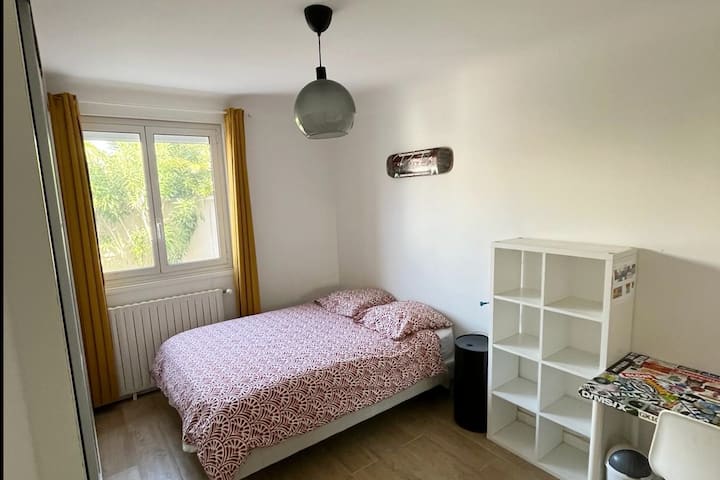 ห้องนอนเตียงคู่อยู่ที่ชั้นล่างด้านหลังบ้าน