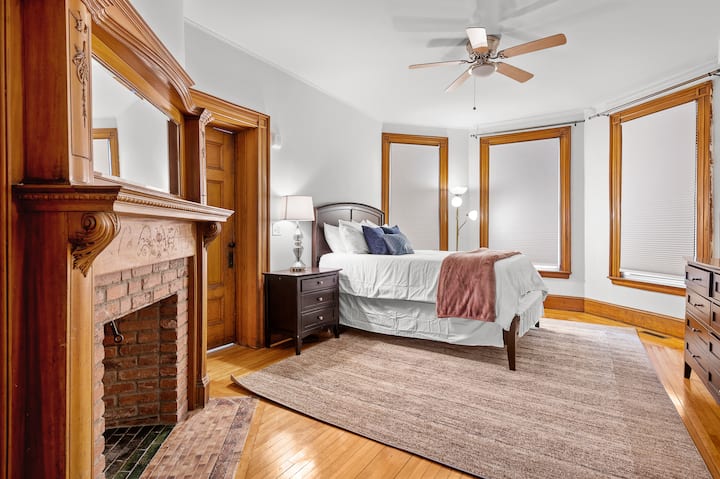 Nefunkčný pôvodný krb slúži len na dekoráciu.