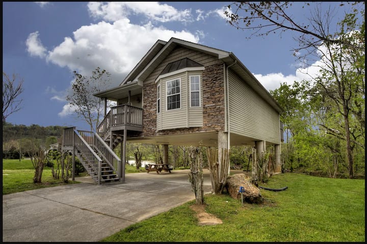 Amy's Waterfront Blessing W/ Hot Tub, River, &More - Pigeon Forge, TN