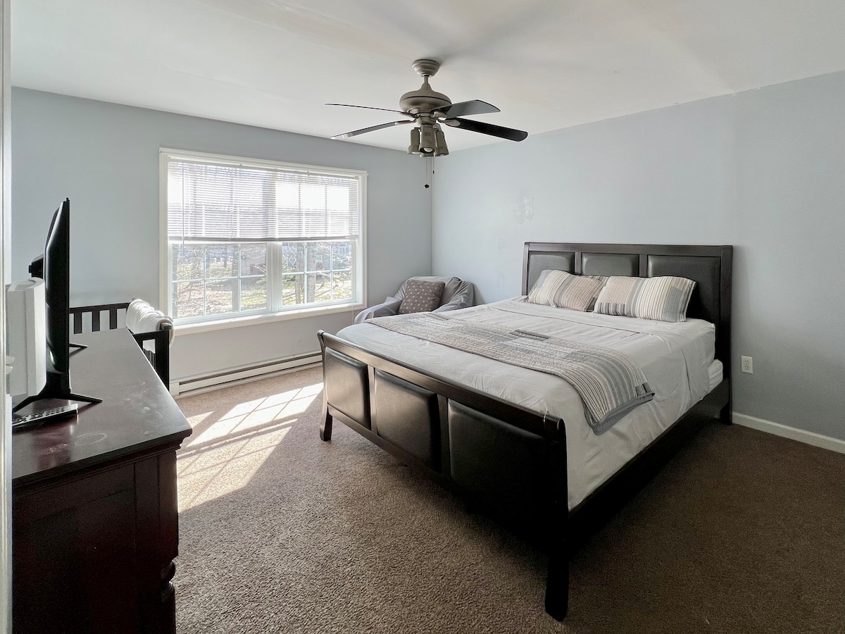 Dhomë gjumi kryesore me banjë dhe krevat fëmijësh privat