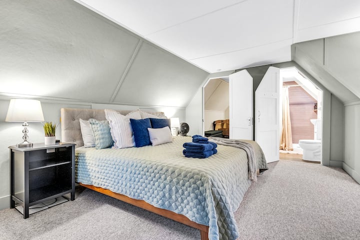 תיהנו מסוויטת הורים בקומה השלישית. פרטית ושקטה, עם נוף לחצר האחורית היפה, חדר רחצה, מחסן בגדים, טלוויזיה ושולחן/אזור עבודה. 