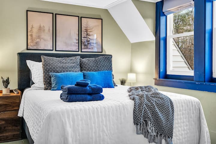 בחדר השינה הנעים בקומה השנייה יש טלוויזיה, ארון לאחסון בגדים וציוד לגיהוץ, נוף לנחל, והוא ממוקם בנוחות ליד חדר הרחצה בקומה השנייה. 