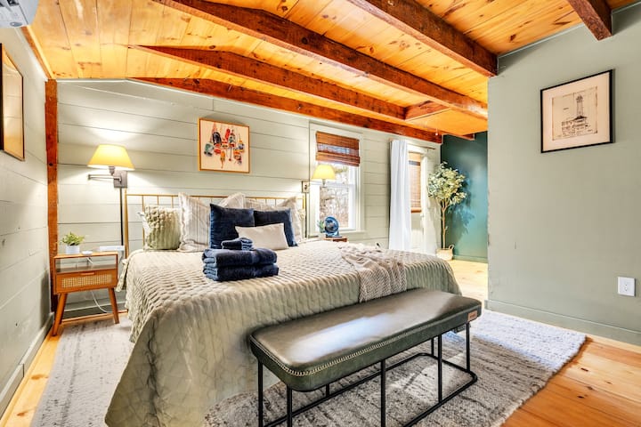 יחידת הורים בקומה הראשית, עם מיטת קינג סייז נוחה, טלוויזיה להזרמת התוכניות האהובות עליכם, אחסון בגדים וחדר רחצה פרטי. 