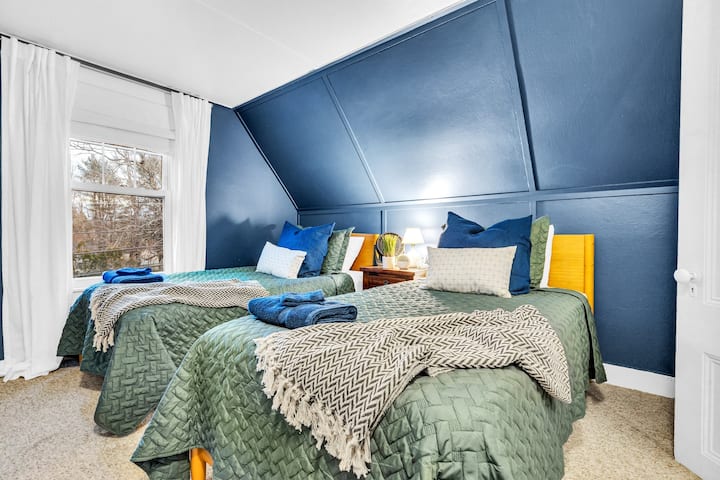 בקומה השלישית תמצאו את חדר התאומים שלנו. טלוויזיה נקייה ופשוטה בגודל 50אינץ 'לאירוח ושתי מיטות זוגיות נוחות עם שידת לילה.