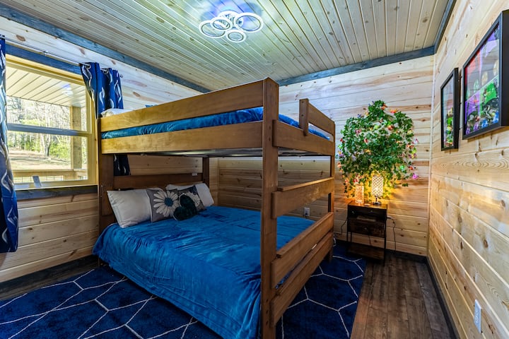 ห้องนอนที่ 3 พร้อมเตียงควีนไซส์สองชั้นและมอธแมนใช่ไหม?