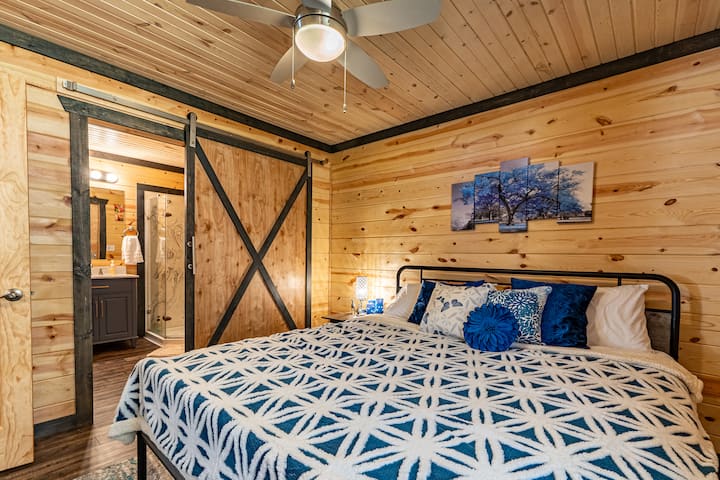 ห้องสวีทใหญ่พร้อมเตียงคิงไซส์และห้องน้ำส่วนตัวพร้อมลำโพงบลูทูธ