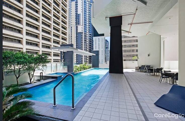 Executive Sub-Penthouse Suite River Views + WIFI! gallery image 4