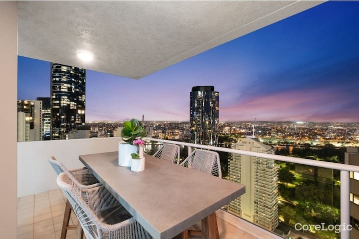 Executive Sub-Penthouse Suite River Views + WIFI! gallery image 2