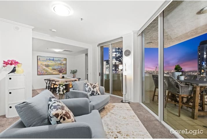 Executive Sub-Penthouse Suite River Views + WIFI!