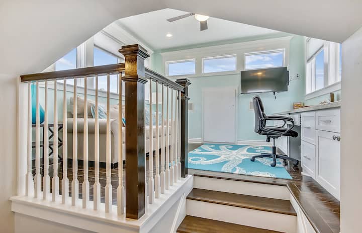 Coupola/office with a queen sleeper sofa offers additional sleeping arrangements, ideal for accommodating extra guests or providing a dedicated workspace with panoramic views!