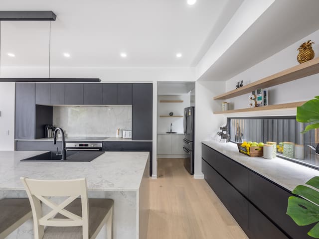 Prestige & Elegance 5BR House w/ Pool @Rochedale gallery image 4