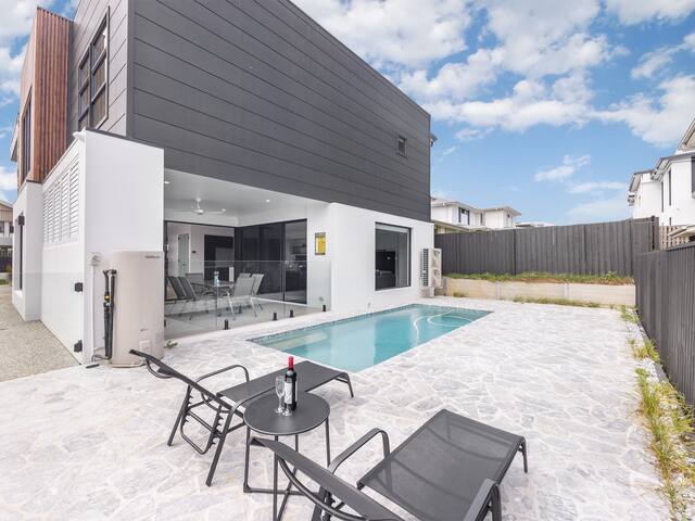 Prestige & Elegance 5BR House w/ Pool @Rochedale