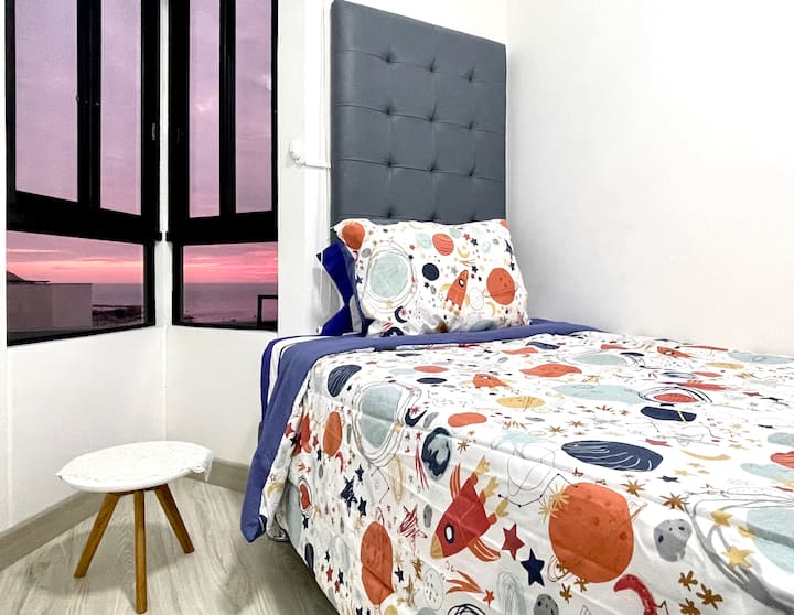 Dhoma e tretë me krevat 1,5 vendësh dhe pamje nga oqeani.