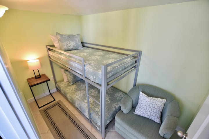 Dolphin Point #601A: Poschodová izba