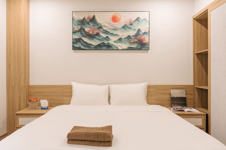 Un lit king 1m8x2m avec 2 oreillers et 1 couverture