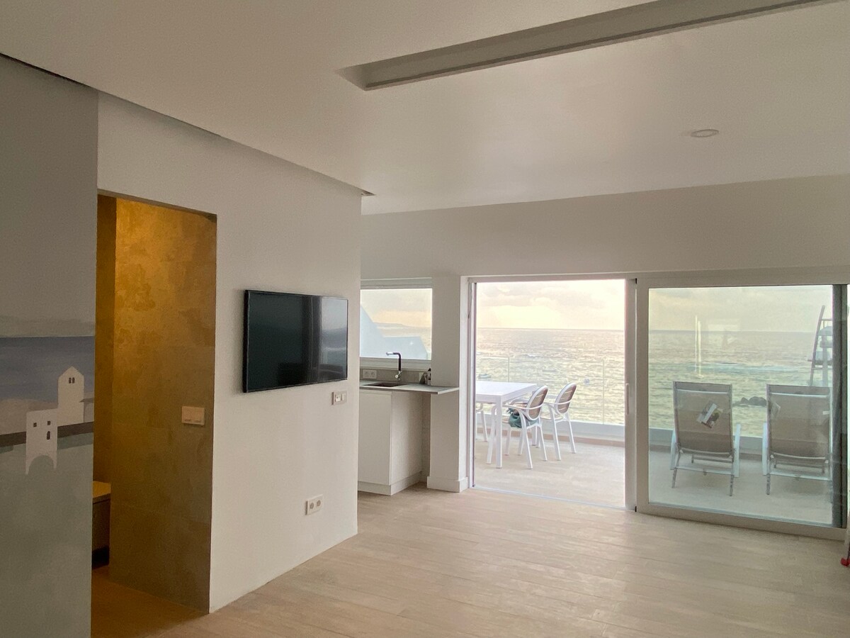 Popular Airbnb listing: Exclusive apartment with ocean views in Las Palmas De Gran Canaria