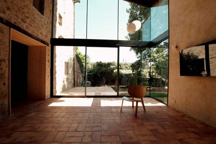  تتميز هذه الغرفة بكمية الضوء الطبيعي القادم من النوافذ الكبيرة الممتدة من الأرض إلى السقف المؤدية إلى الشرفة والحديقة.