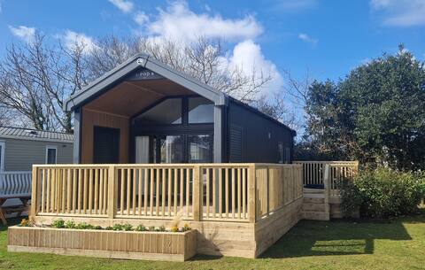 Designer Studio Suite Mk2 with Hot Tub - GG29