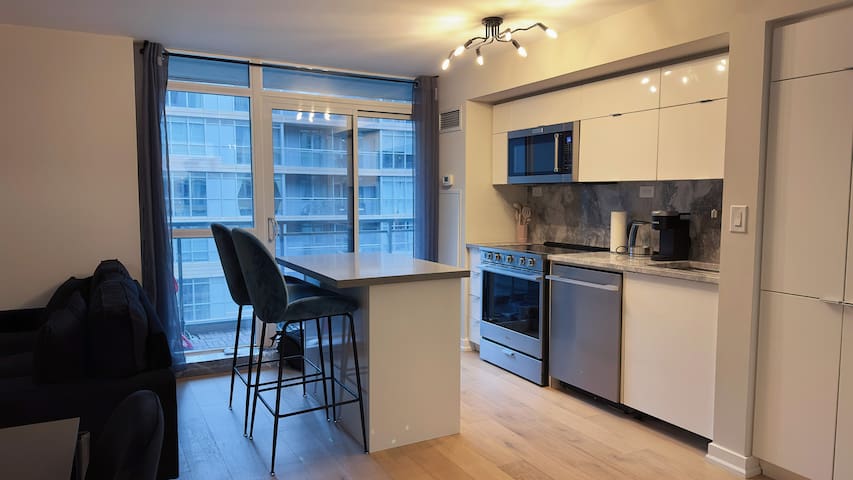 Downtown 2 bedroom Gem with Free Parking
