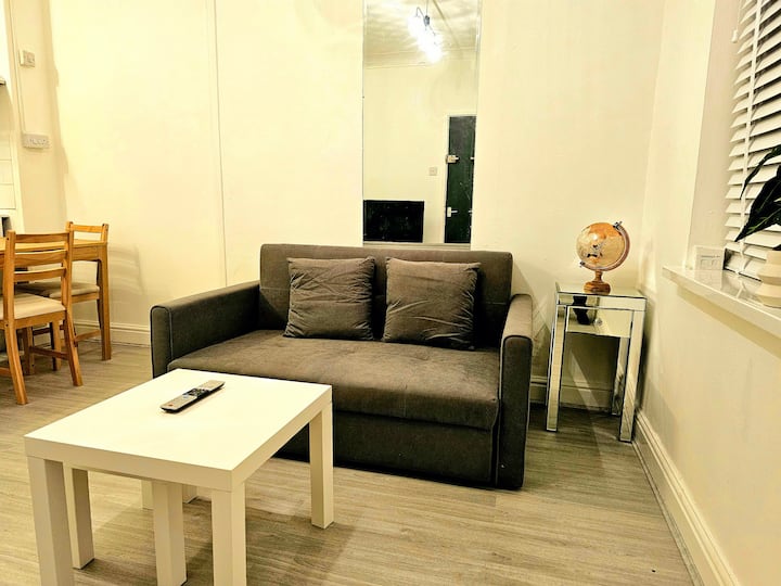 Modern & Cosy 1 Bedroom Flat - Bridgend