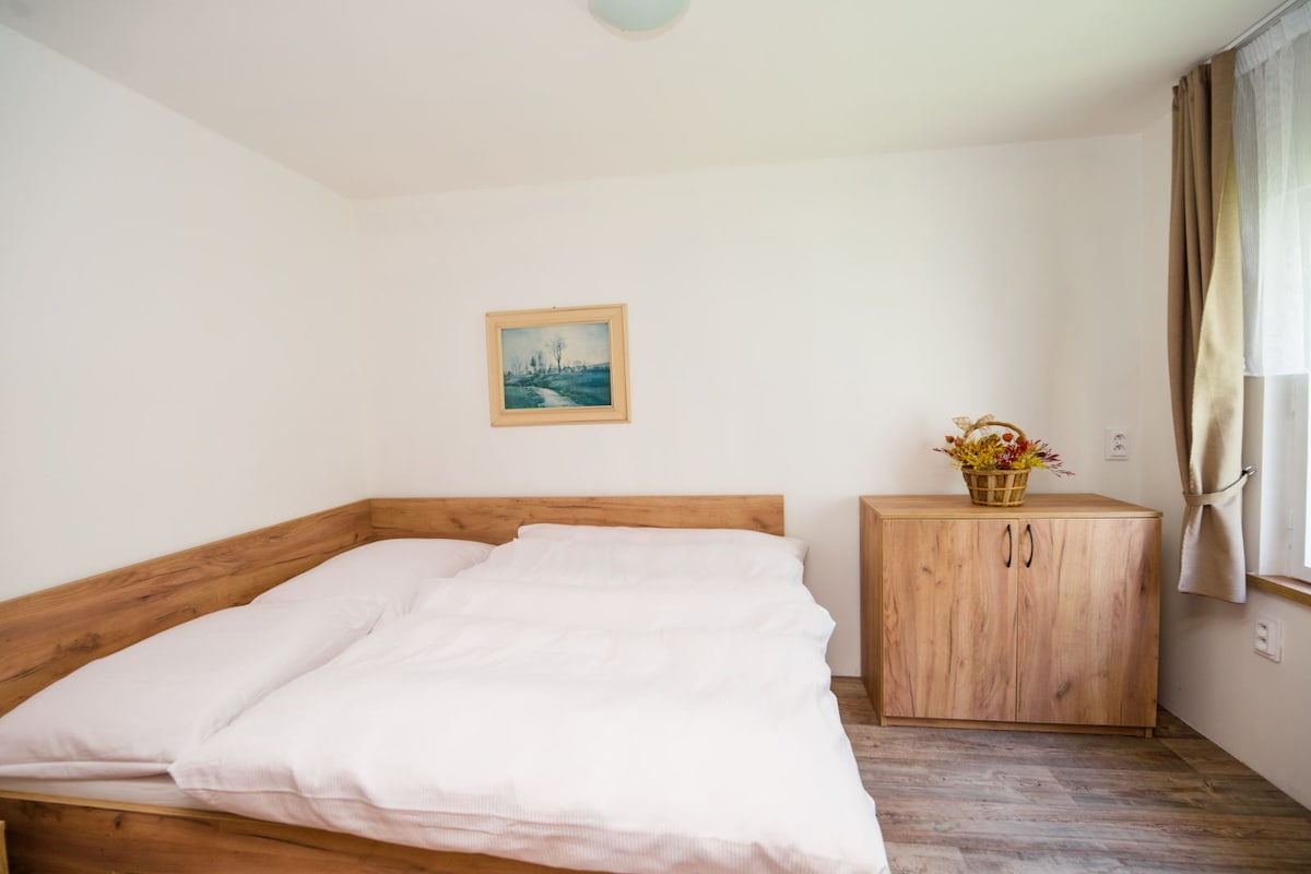 Dhoma e gjumit ka një gardërobë të madhe me krevat dopio dhe pamje nga kopshti. 
Hyrja është e siguruar nga një derë rrëshqitëse me hyrje të gjerë. 