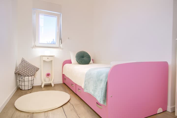 Prepárate para dejarte cautivar por el encanto de esta acogedora habitación para uno.