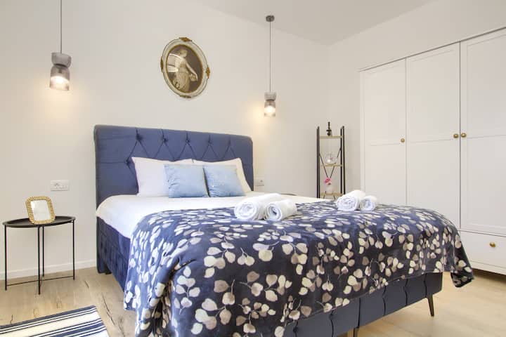 El lujoso segundo dormitorio es ideal para una noche de descanso tranquilo después de un día en la playa.