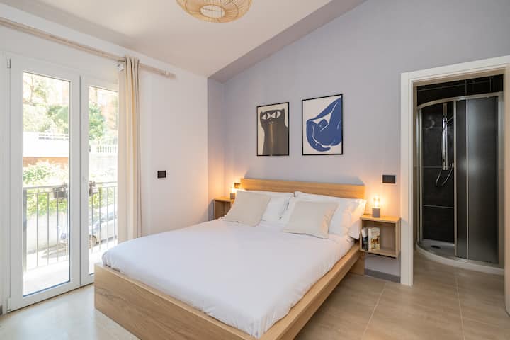 Quarto grande finamente decorado com cama de casal e armário