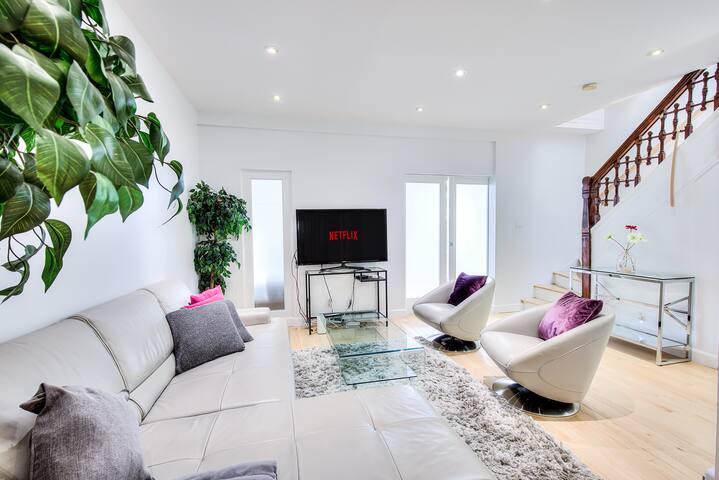 Downtown’s Big Groups & Big Adventures Townhouse! gallery image 3