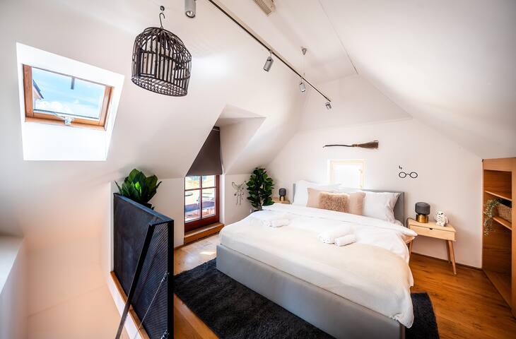 4BR+2.5Bath Harry Potter Old TOWN + GREAT patio gallery image 4