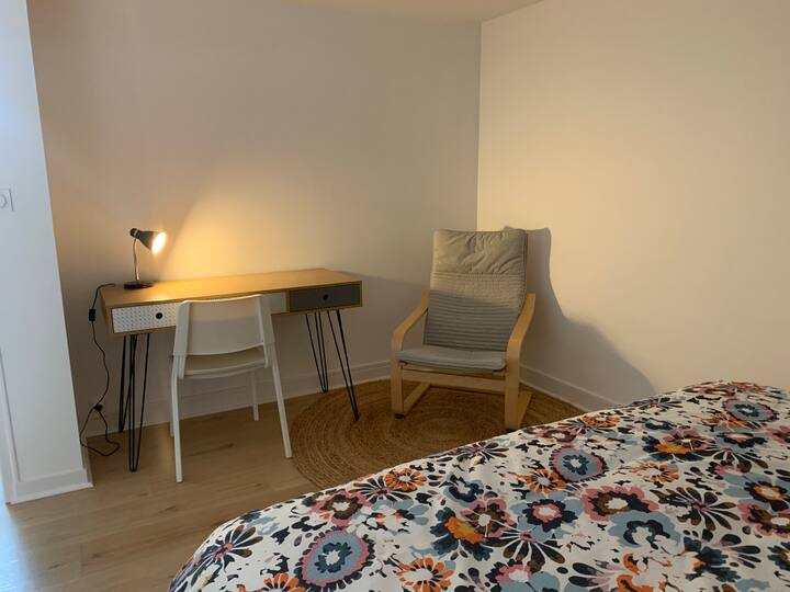 放松和工作的办公桌和椅子
