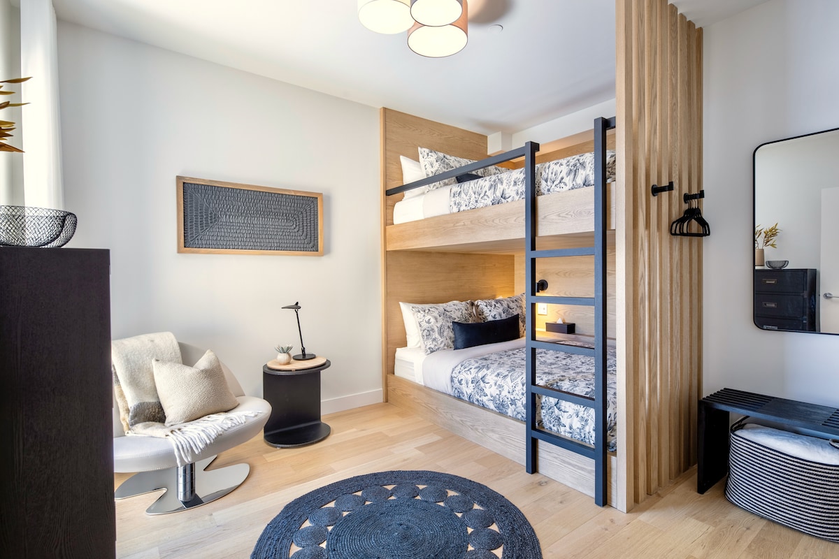 غرفة النوم 1: سريران كبيران، بطابقين. إطلالات على البحيرة والجبال.