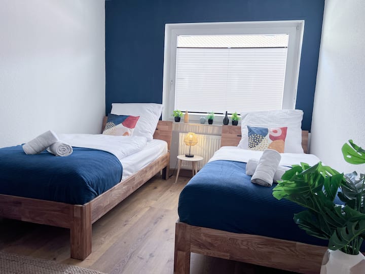 在第二间卧室，在忙碌一天之后，您可以在1mx2m的床上休息，为电池充电。 您可以将两张单人床一起滑动。 