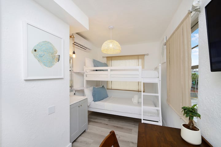 At Mine - Bunk Oasis Bed In Sobe - Miami Beach, FL