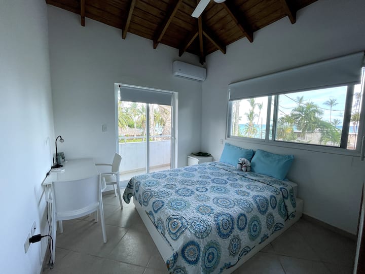 נוף לים עם מרחב משרדי.