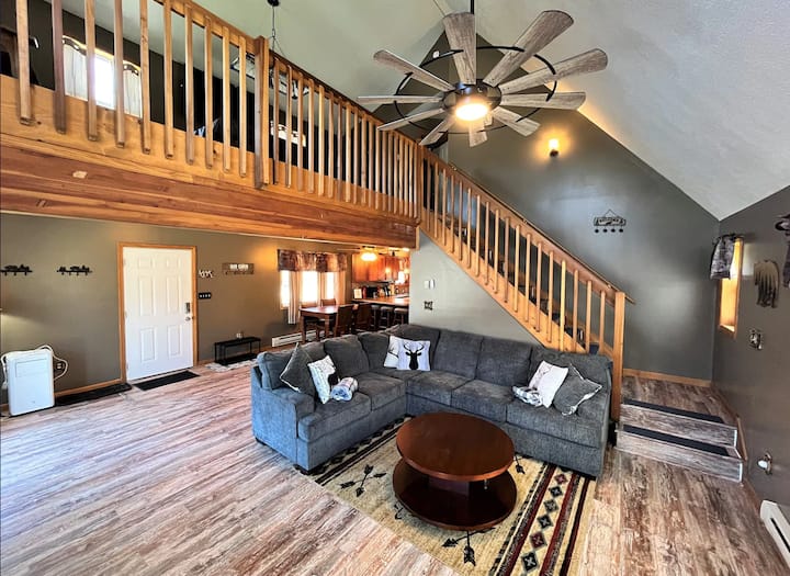 3br Pocono Chalet | Pool Table, Hot Tub & Fire Pit - Pocono Mountains, PA