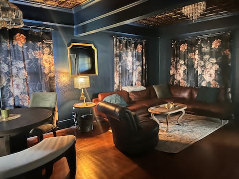 Successful Airbnb property: Peacock Manor in North Oak Park