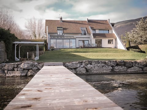 VenezChezVous - Feet in the Water