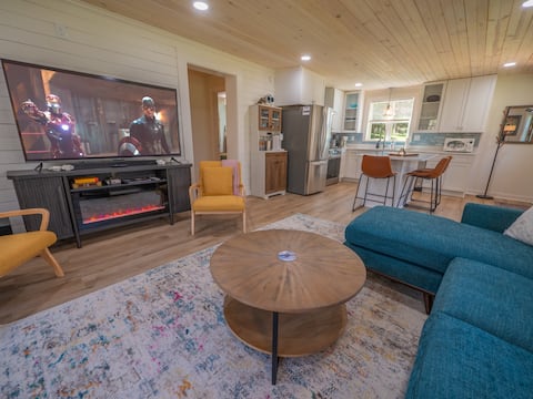 Popular Airbnb listing: Dog friendly/Waterfront/Fenced/4 min to downtown in Black Mountain